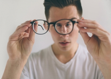 Thực hư bị cận có nên đeo kính không?
